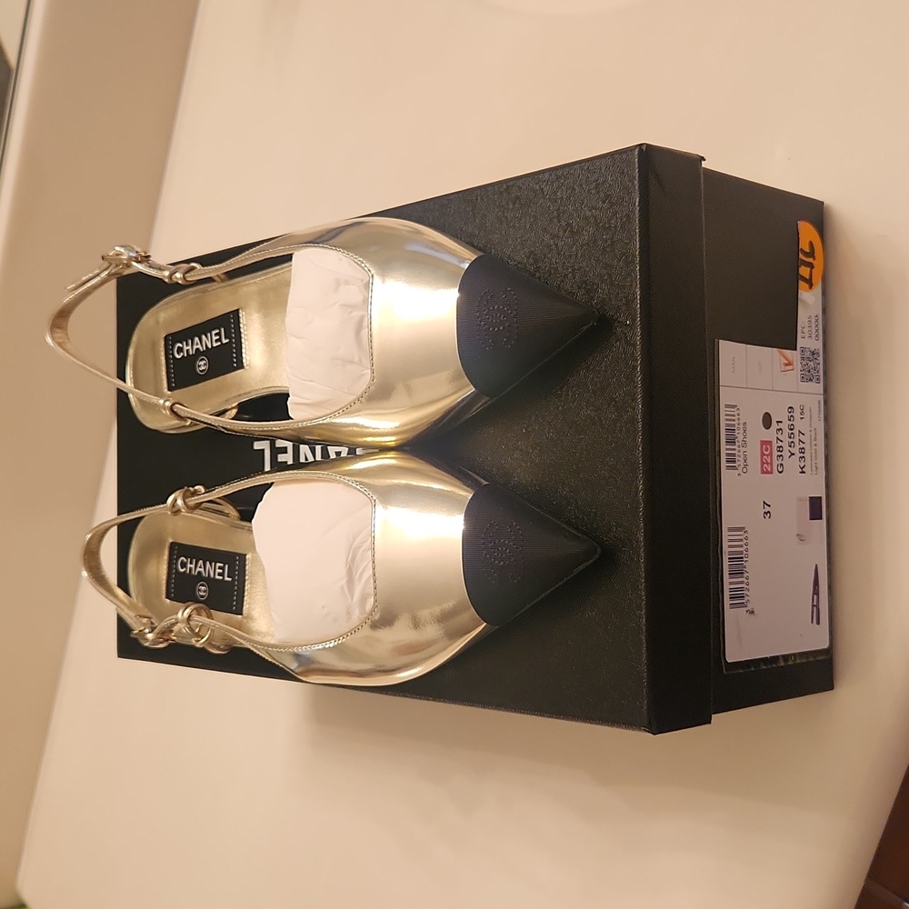 NWT Chanel 22C Slingback flats in Light Gold and Black Size 7